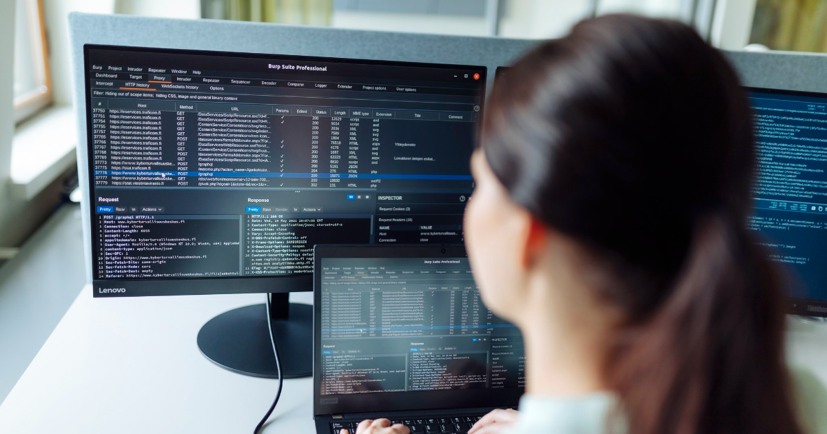 Nainen tietokoneen ääressä. (Kuva: Mika Pakarinen, Keksi/LVM)