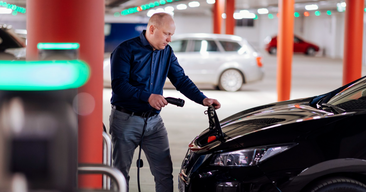 Man laddar elbil. (Bild: Mika Pakarinen, Keksi / Kommunikationsministeriet)