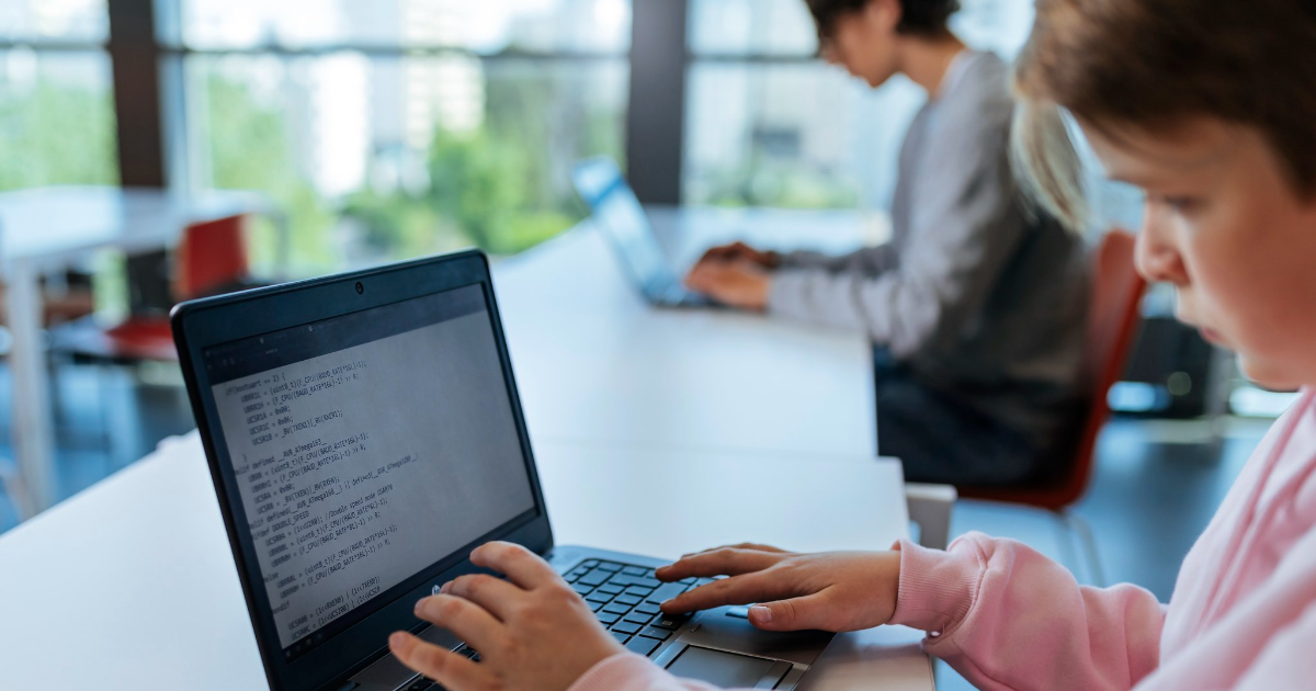 Pojken skriver med datorn (Bild: Mika Pakarinen Keksi/Kommunikationsministeriet)