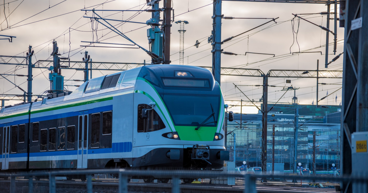 Juna lähdössä liikkeelle Helsingistä hämärässä. (Kuva: Shutterstock)
