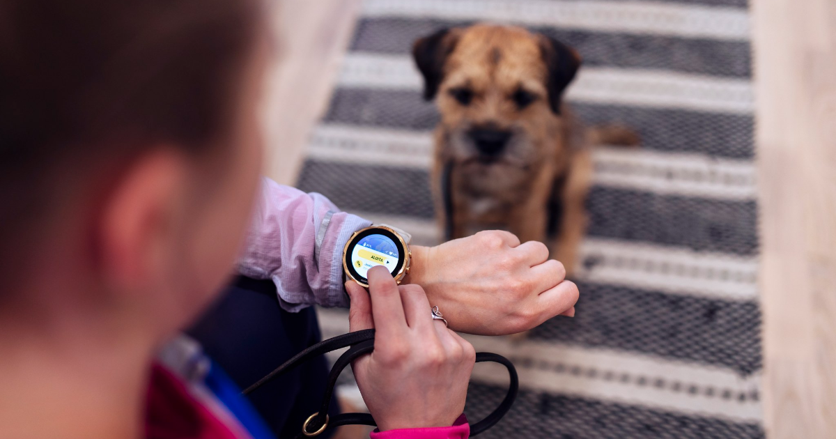 Nainen katsoo älyrannekelloa. (Kuva: Mika Pakarinen, Keksi/LVM)