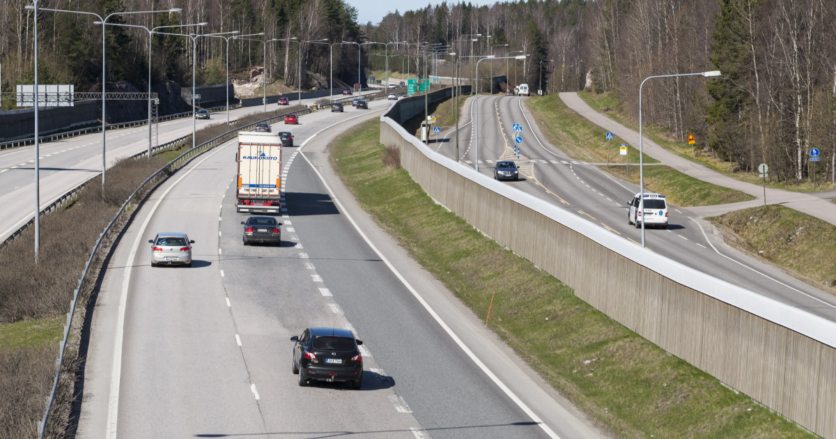 Moottoritie keväällä Espoossa. (Kuva: Lasse Ansaharju / Shutterstock)