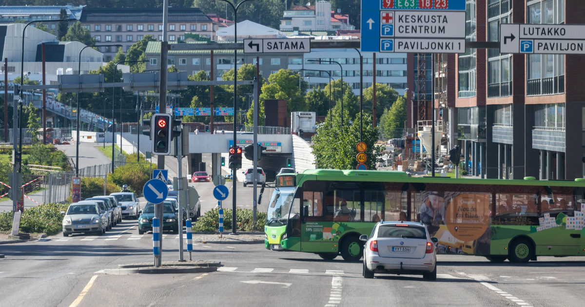 Bussi ja autoja risteyksessä Jyväskylässä (Kuva: Juha Tuomi / Rodeo)