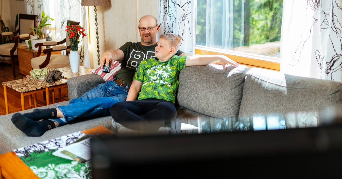 Isä ja poika katsoo televisiota (Kuva: Mika Pakarinen, Keksi / LVM)