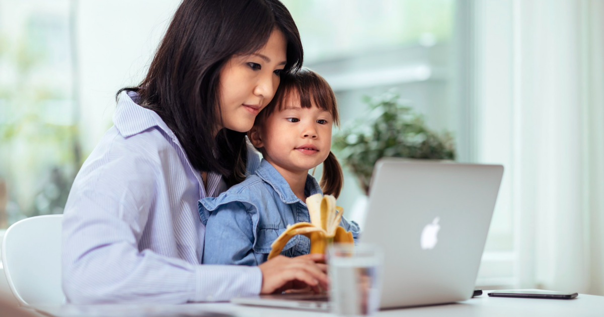 Äiti ja tytär tietokoneella. (Kuva: Mika Pakarinen, Keksi / LVM)