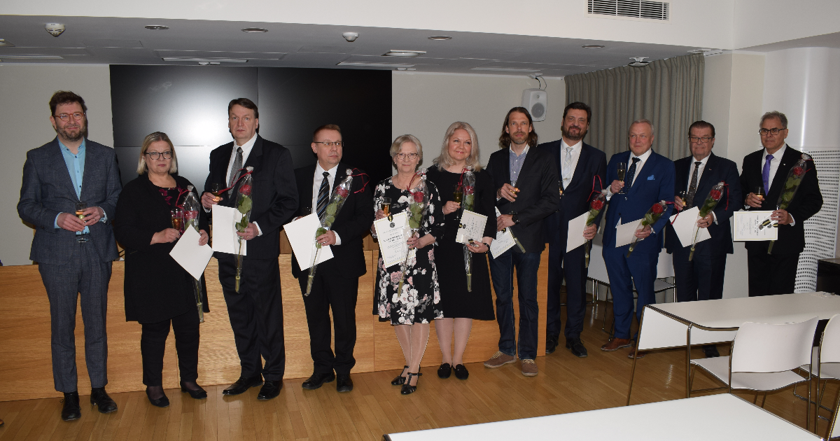 Minister Harakka och årets förtjänstmedaljörerna. (Bild: Moottoriliikenteen Keskusjärjestö)