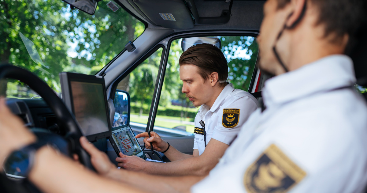 Ensihoitaja käyttää tablettitietokonetta ambulanssissa. (Kuva: Mika Pakarinen, Keksi/LVM)