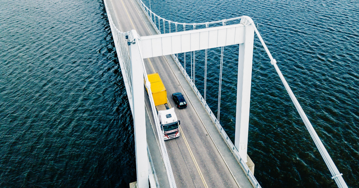 Rekka ja henkilöauto sillalla. (Kuva: Shutterstock)