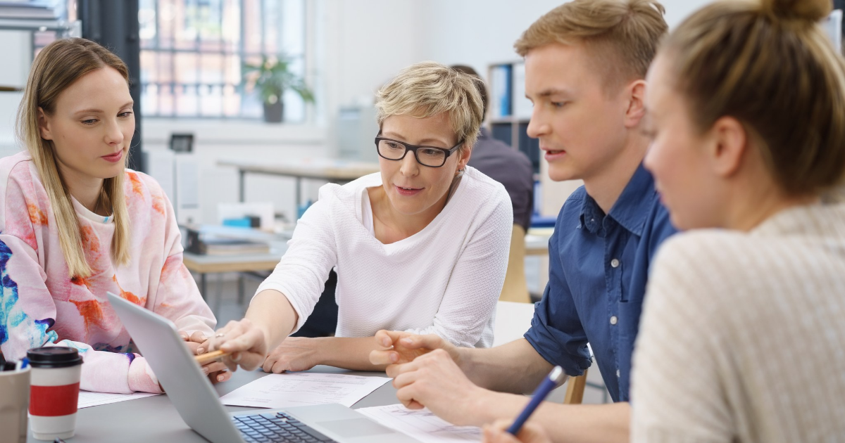 Människor framför en dator (Bild: Shutterstock)