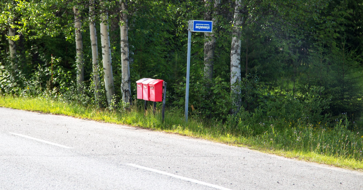 Postilaatikot bussipysäkillä. (Kuva: Janus Orlov / Shutterstock)