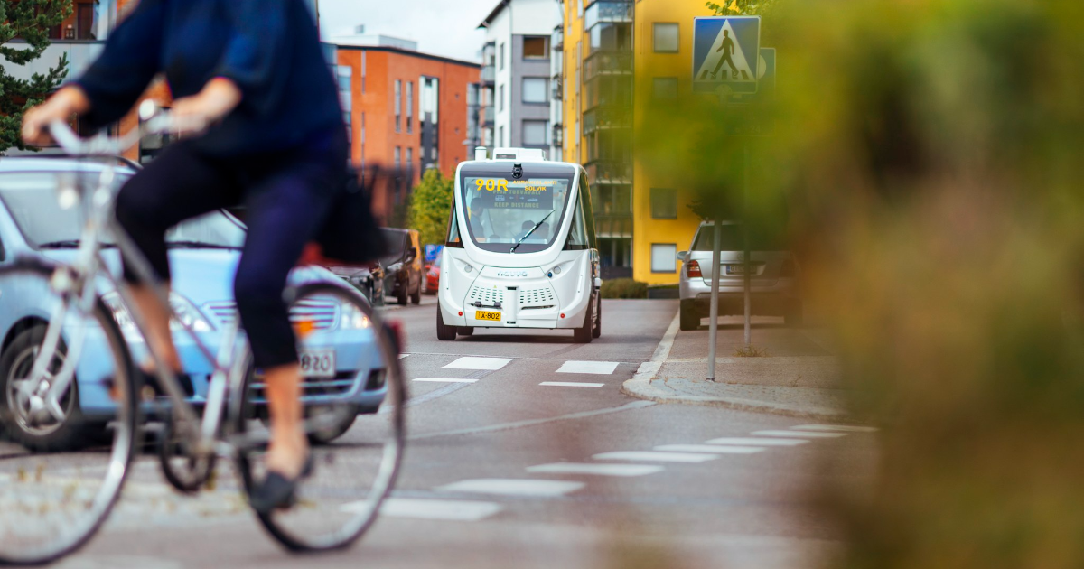 Robottibussi liikenteessä (Kuva: Mika Pakarinen, Keksi/LVM)