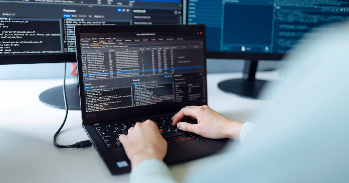Kädet näppäimistöllä. (Kuva: Mika Pakarinen, Keksi/LVM)