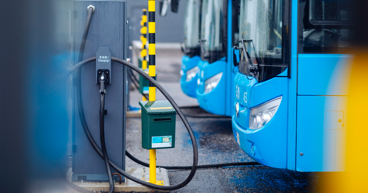 Sähköbusseja latauksessa. (Kuva: Mika Pakarinen, Keksi/LVM)