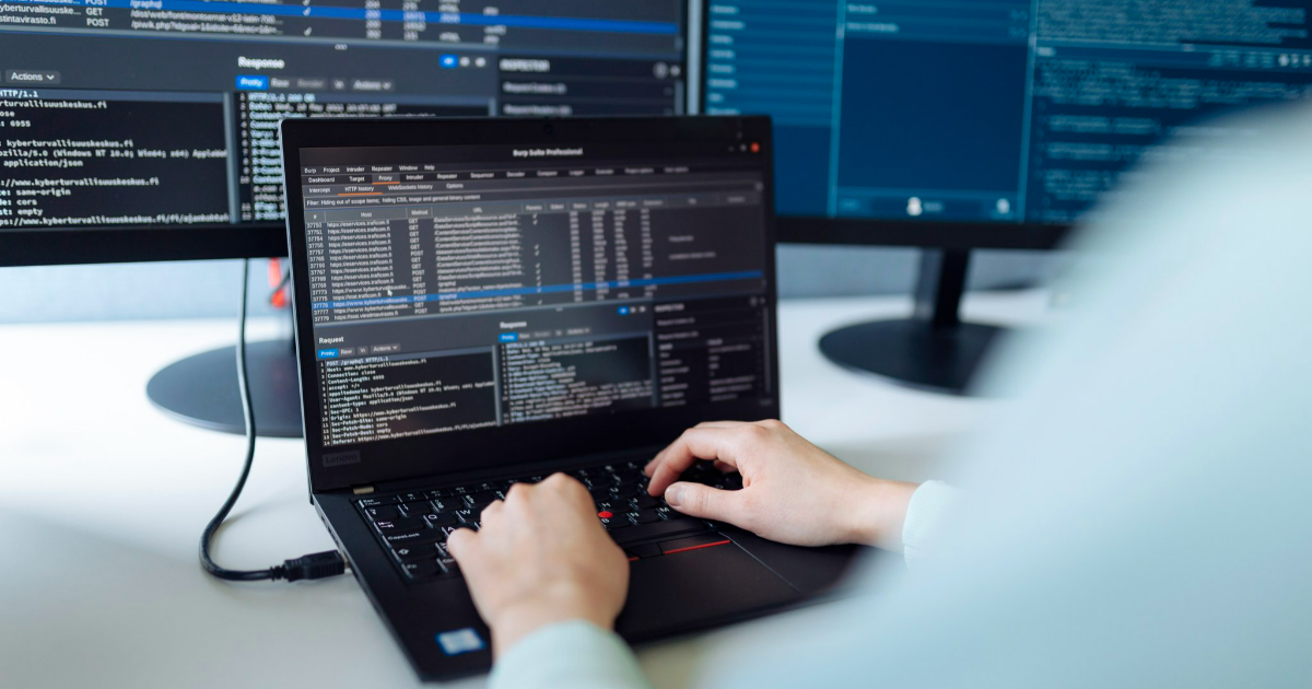 Kyberturvallisuus ja koodaus, kädet, tietokone ja näyttöjä (Kuva: Mika Pakarinen, Keksi)
