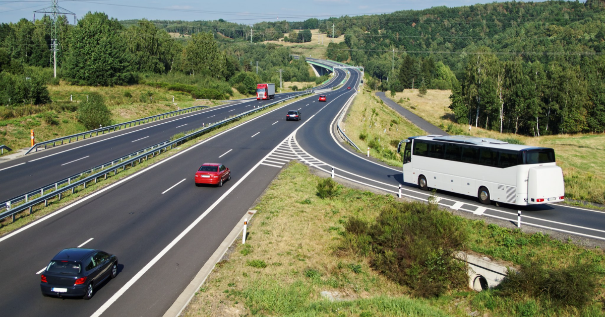 Bussi ja autoja tiellä (Kuva: Shutterstock)