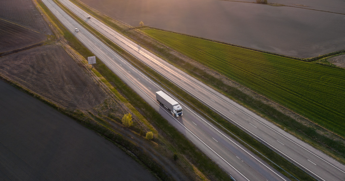 En lastbil på motorvägen (Bild: Shutterstock)