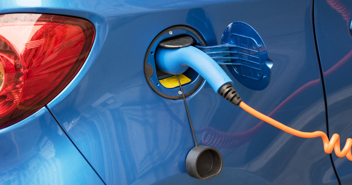 Sähköauto latauksessa (Kuva: Shutterstock)