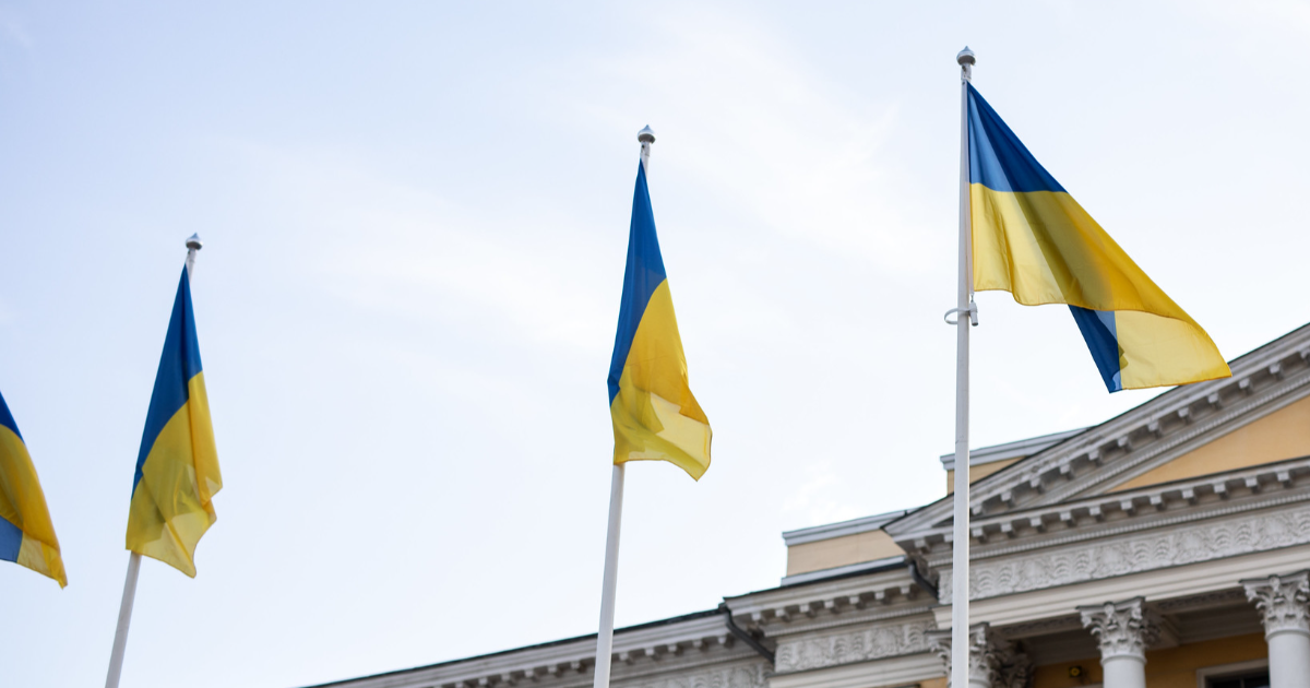 Ukrainan liput valtioneuvoston edustalla. (Kuva: Fanni Uusitalo, VNK)
