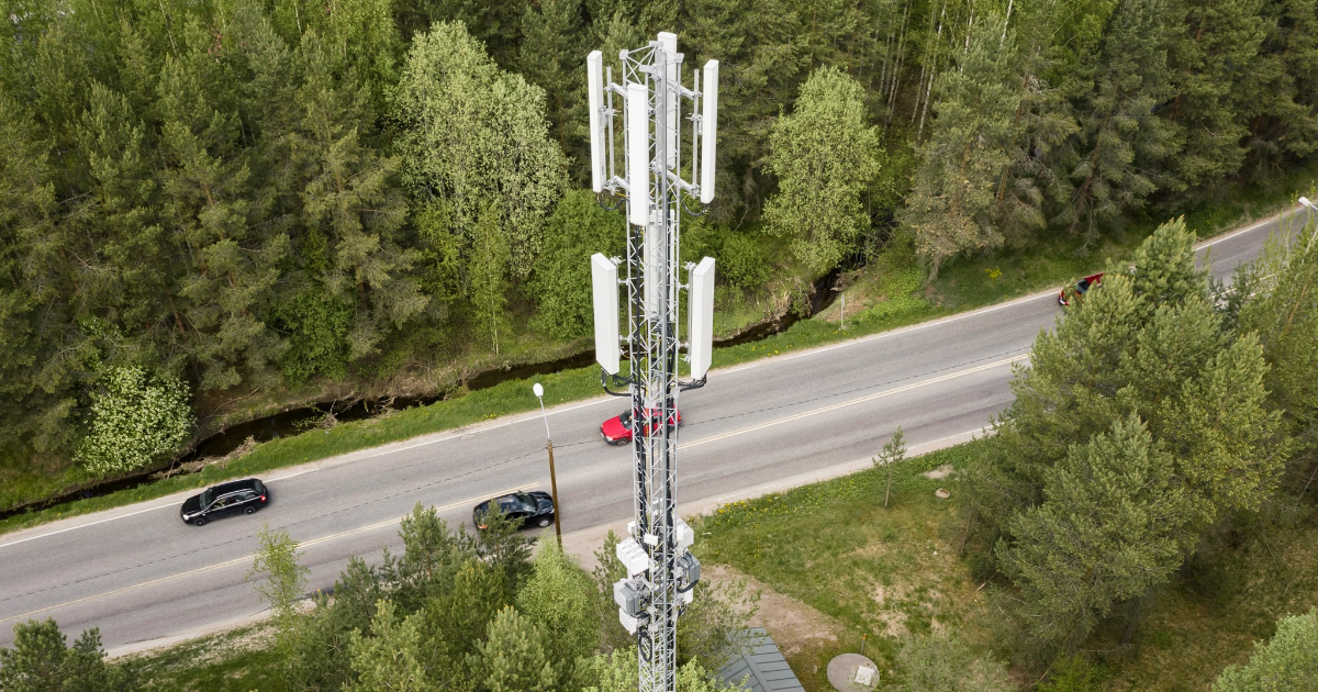 5G-masto ja maantie Lahdessa. (Kuva: Tuomas Uusheimo, Keksi/LVM)