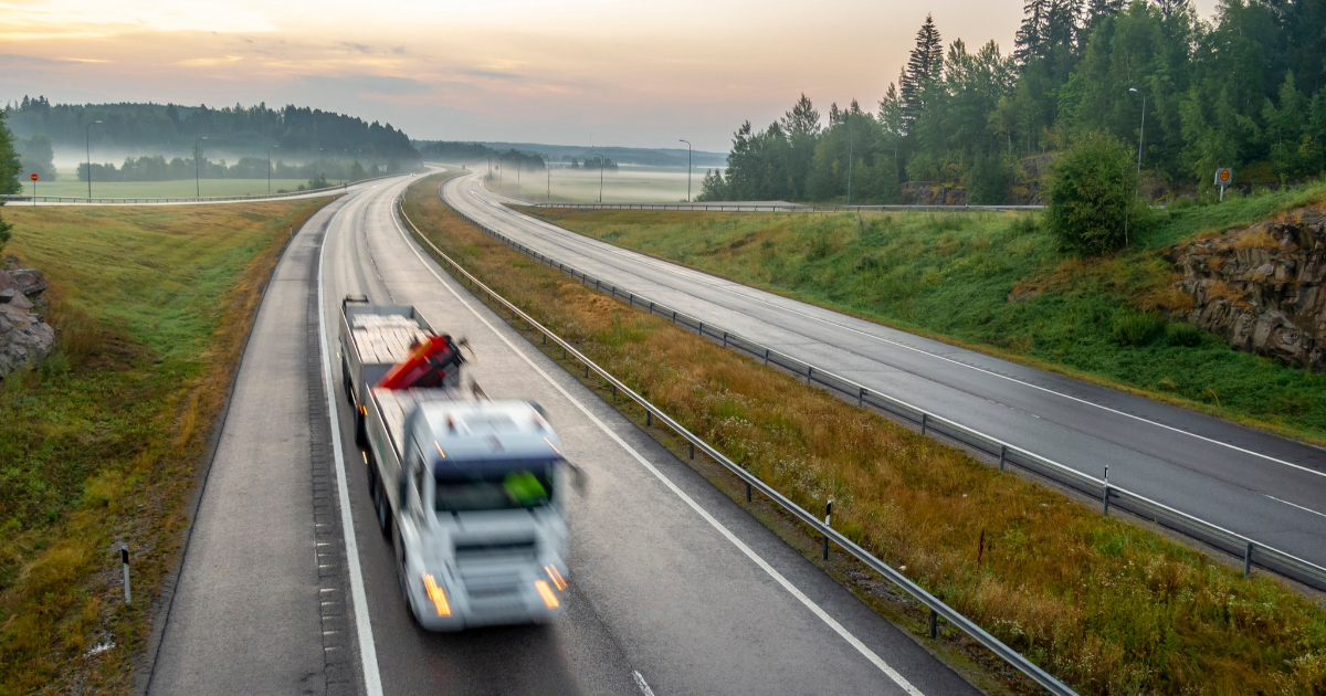 Lastbil på motorvägen. (Bild: Shutterstock)