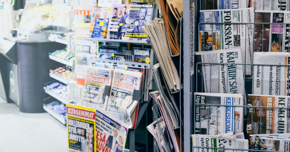 Tidningar på ett ställ. (Bild: Anna Malygina / Shutterstock)