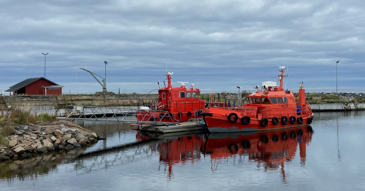 Pilot ships at a dock. (Image: LVM)