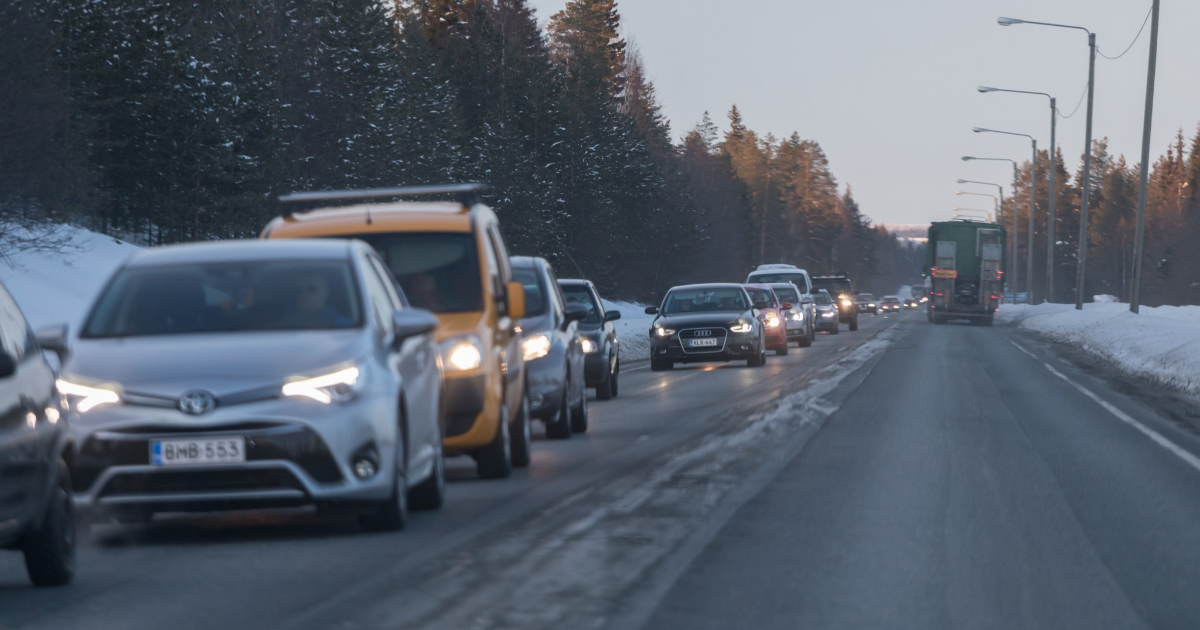 Autoja jonossa talvisella tiellä. (Kuva: Juha Tuomi / Rodeo)