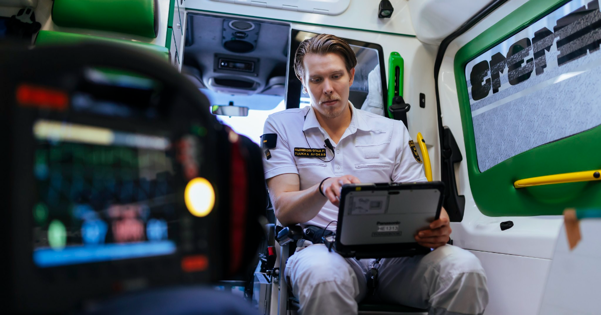 Ensihoitaja katsoo näyttöpäätettä ambulanssissa. (Kuva: Mika Pakarinen, Keksi/LVM)