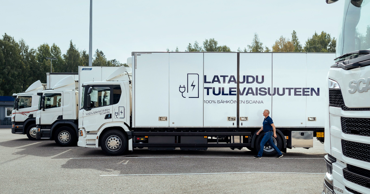 Kuljettaja kävelee sähkörekkaan terminaalissa (Kuva: Mika Pakarinen, Keksi / LVM)