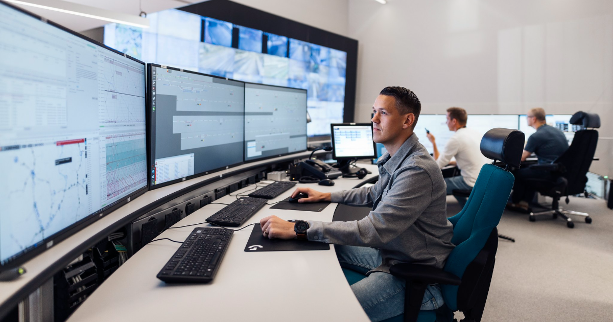 Työntekijä katsoo näyttöpäätteitä. (Kuva: Mika Pakarinen, Keksi/LVM)