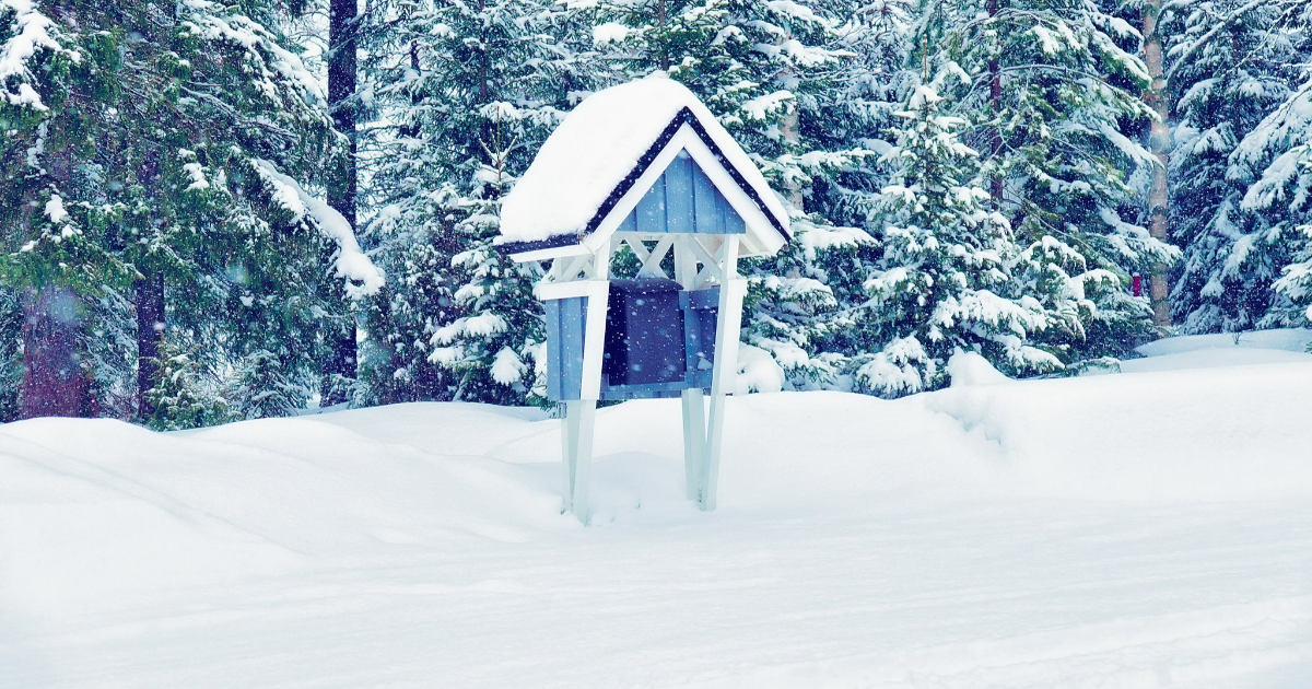 Postilaatikko katoksessa lumisateessa. (Kuva: Shutterstock)