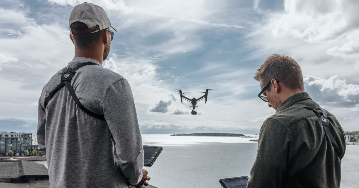 Drone meren päällä ja kauko-ohjaajat (Kuva: Markus Pentikäinen, Keksi / LVM)