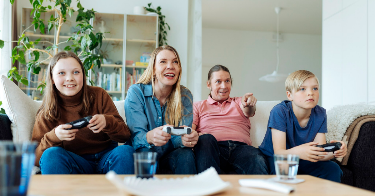 Family members playing video games. (Image: Mika Pakarinen, Keksi/LVM)