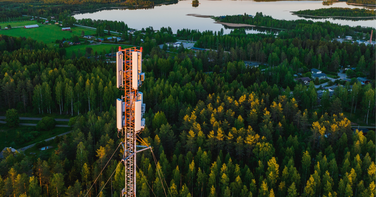 Tietoliikennemasto ja asutusta Parikkalassa (Kuva: Markus Pentikäinen, Keksi / LVM)