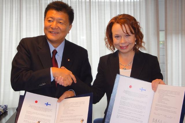 Ministers Shindo and Viitanen 19 Sept 2013 (photo MINTC)