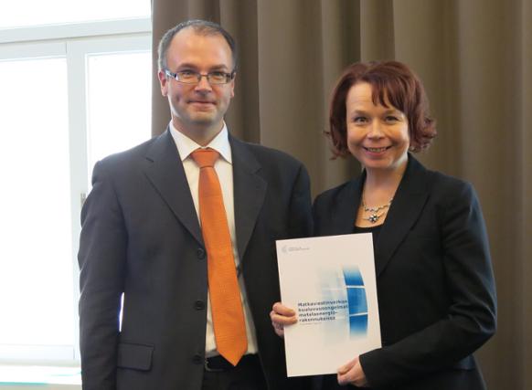 Ministeri Viitanen ja työryhmän pj, viestintäneuvos Rantala (Kuva: LVM)