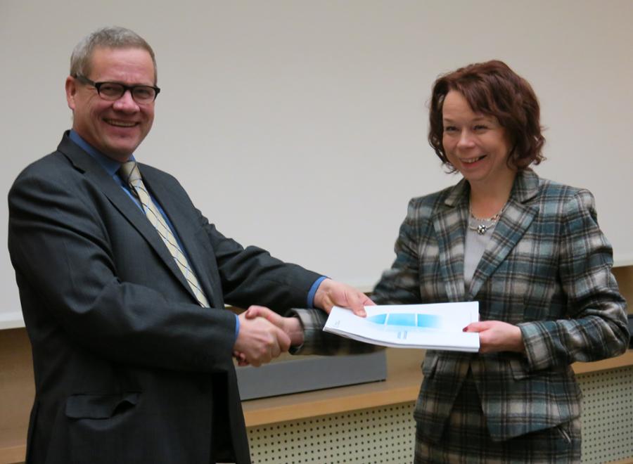 Kansliapäällikkö Pursiainen luovuttaa lehtiasian neuvottelukunnan raportin ministeri Viitaselle (kuva LVM)