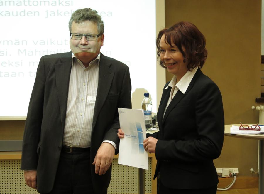 Utredningsman Tuomas Harpf och bostads- och kommunikationsminister Pia Viitanen 5.3.2014 (Foto: kommunikationsministeriet)