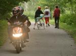 Moped, cykel och fotgängare. (Foto:Kommunikationsministeriet)