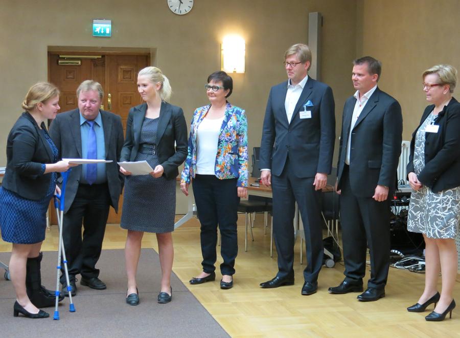 En arbetsgrupp överlämnade sin rapport till undervisnings- och kommunikationsminister Krista Kiuru fredagen den 4 juli 2014.