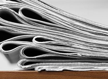 Sanomalehtiä pöydällä (Kuva: Rodeo)