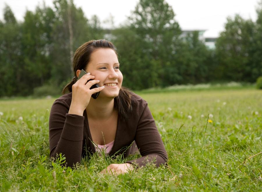 Nainen puhuu kännykkään (Kuva: Rodeo)