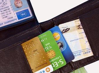 Lompakko, kortteja (Kuva: Rodeo)