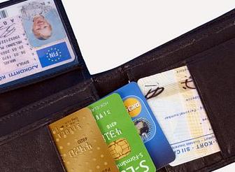 Lompakko, luottokortteja, henkilöllisyyspaperit (Kuva: Rodeo)