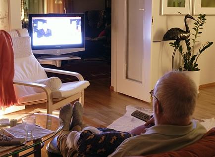 Mannen tittar på TV (Bild: Rodeo)