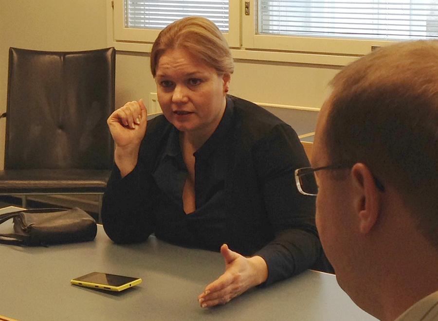 Ministeri Krista Kiuru keskustelee taajamien laajakaistayhteyksistä 5,3,2015 (Kuva: LVM)