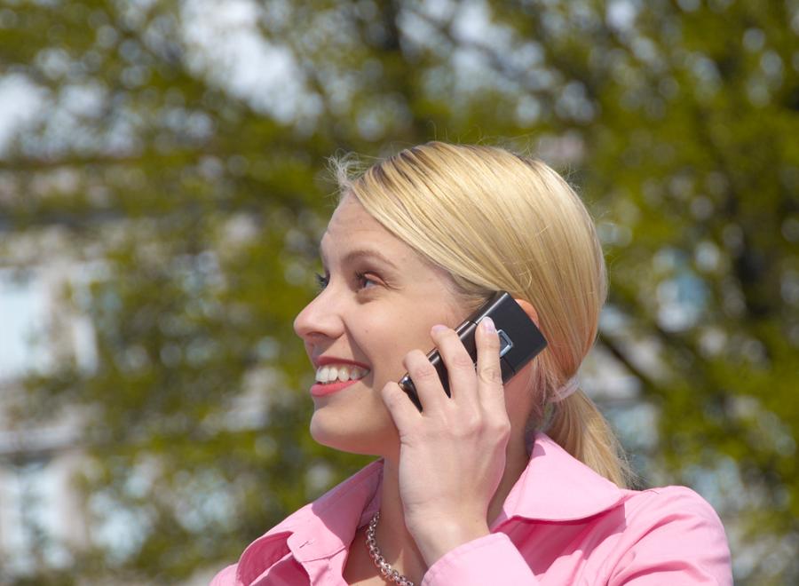 Nainen puhuu puhelimeen (kuva Rodeo)