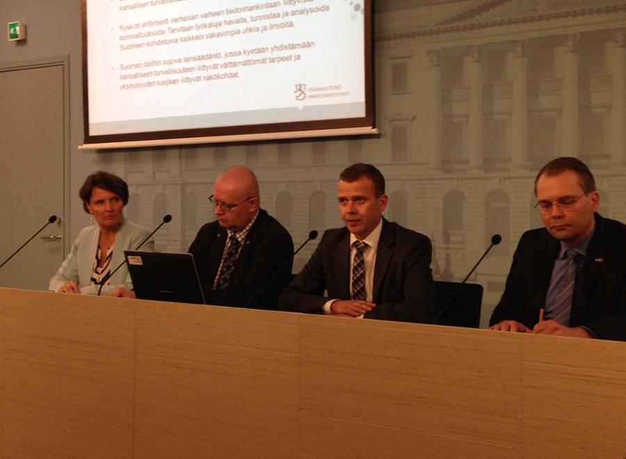 Ministerit Berner, Lindström, Orpo ja Niinistö, tiedustelulakitilaisuudessa 1.10.2015 (Kuva: LVM)
