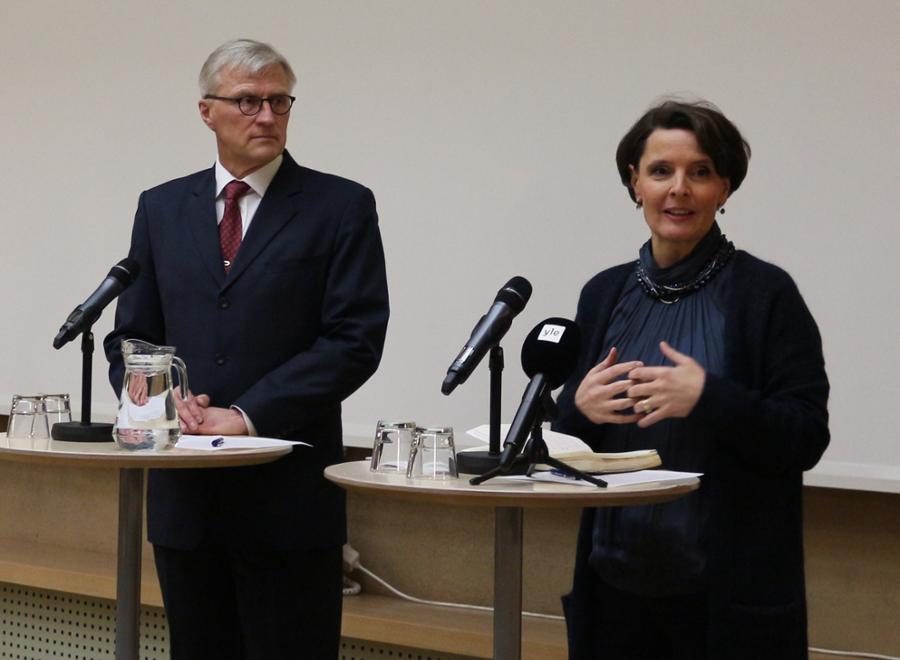 Mediatyöryhmän pj Anssi Vanjoki ja ministeri Anne Berner (Kuva: LVM)