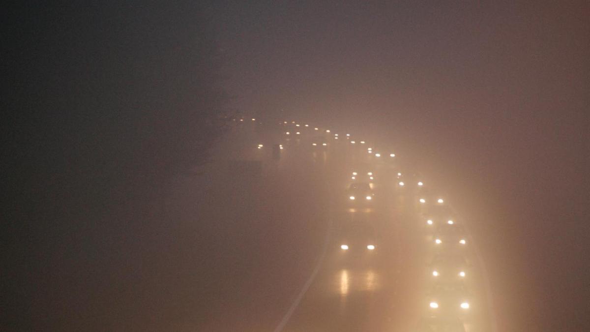 Autojen valoja pimeässä (Kuva: LVM / Aaltonen)